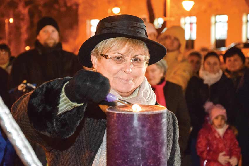 ABONY: Meggyújtottuk a hit gyertyáját a városi adventi koszorún