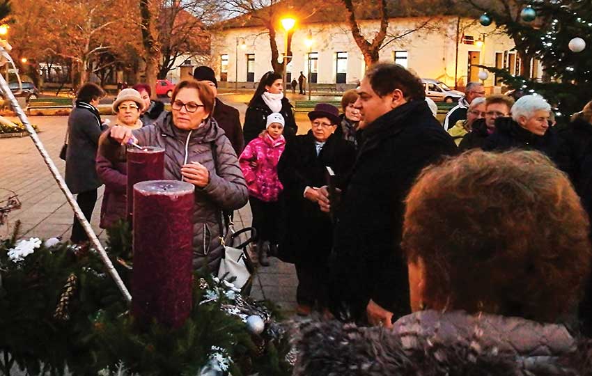 ABONY: Fellobbant a remény lángja az adventi koszorún