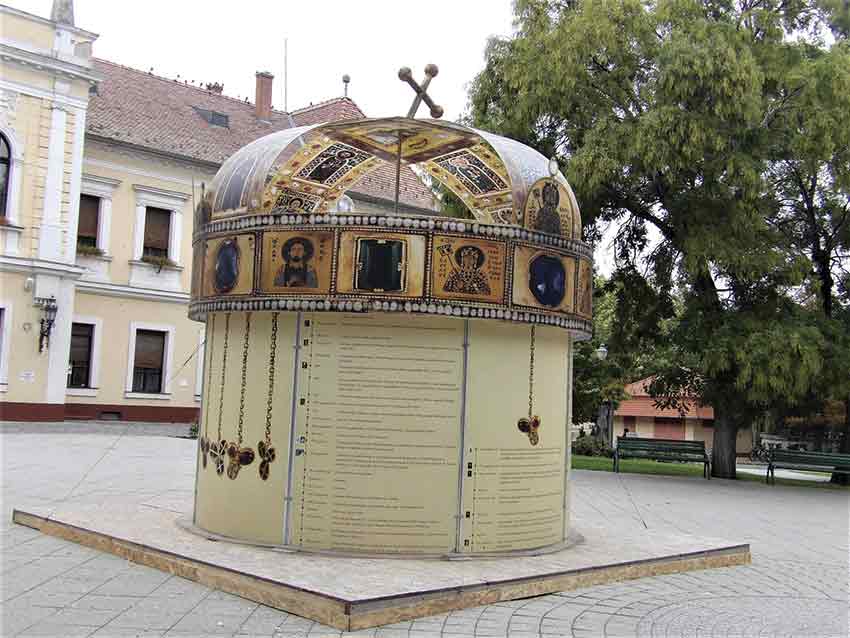 A Szent Korona óriási másolata Abonyban!