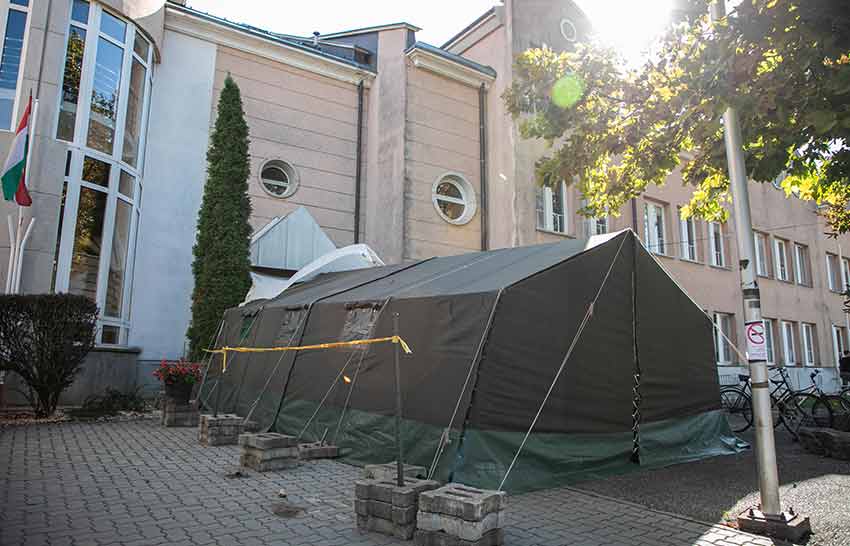 Koronavírus: sátor a nagykőrösi kórház előtt is