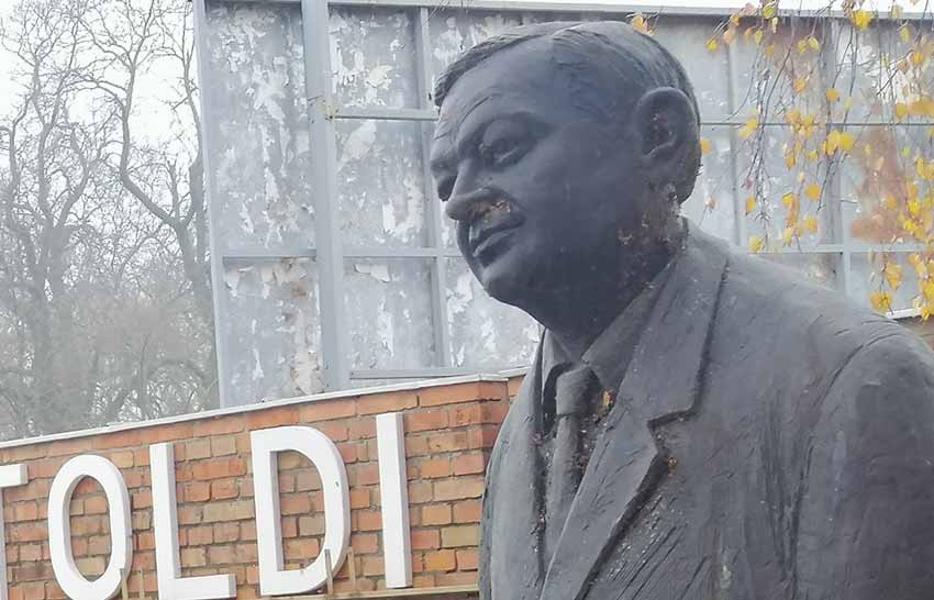Szívből jövő szoborrongálás?