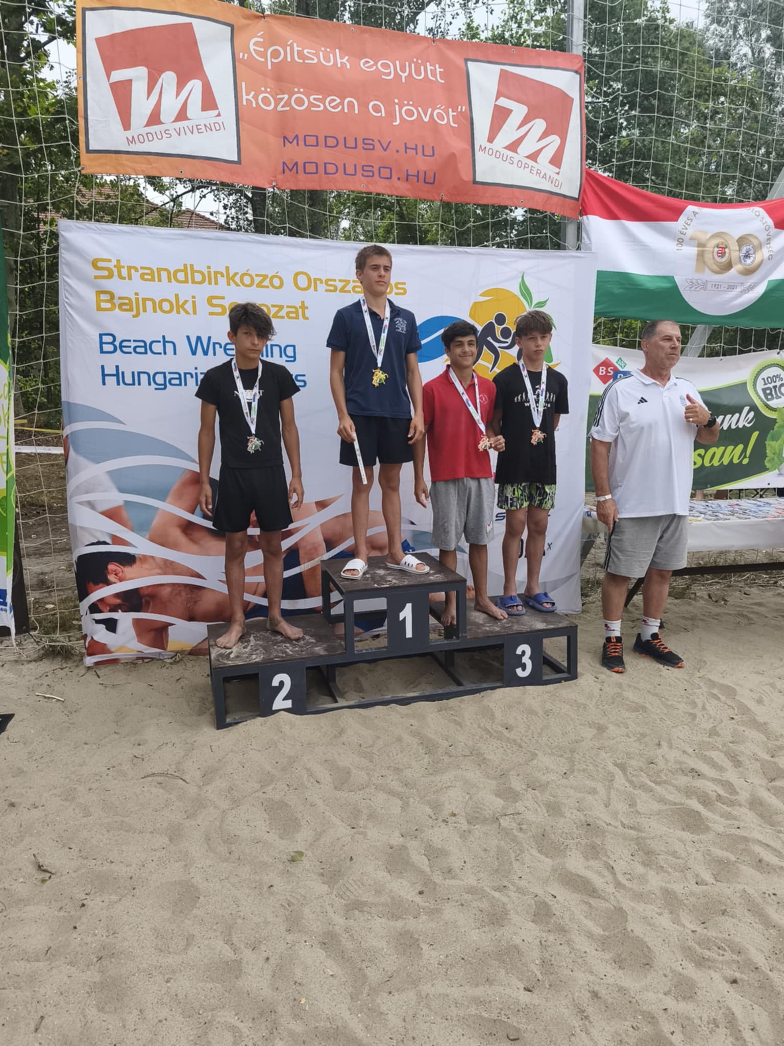 Strand, napsütés, homok és kőkemény küzdelmek!