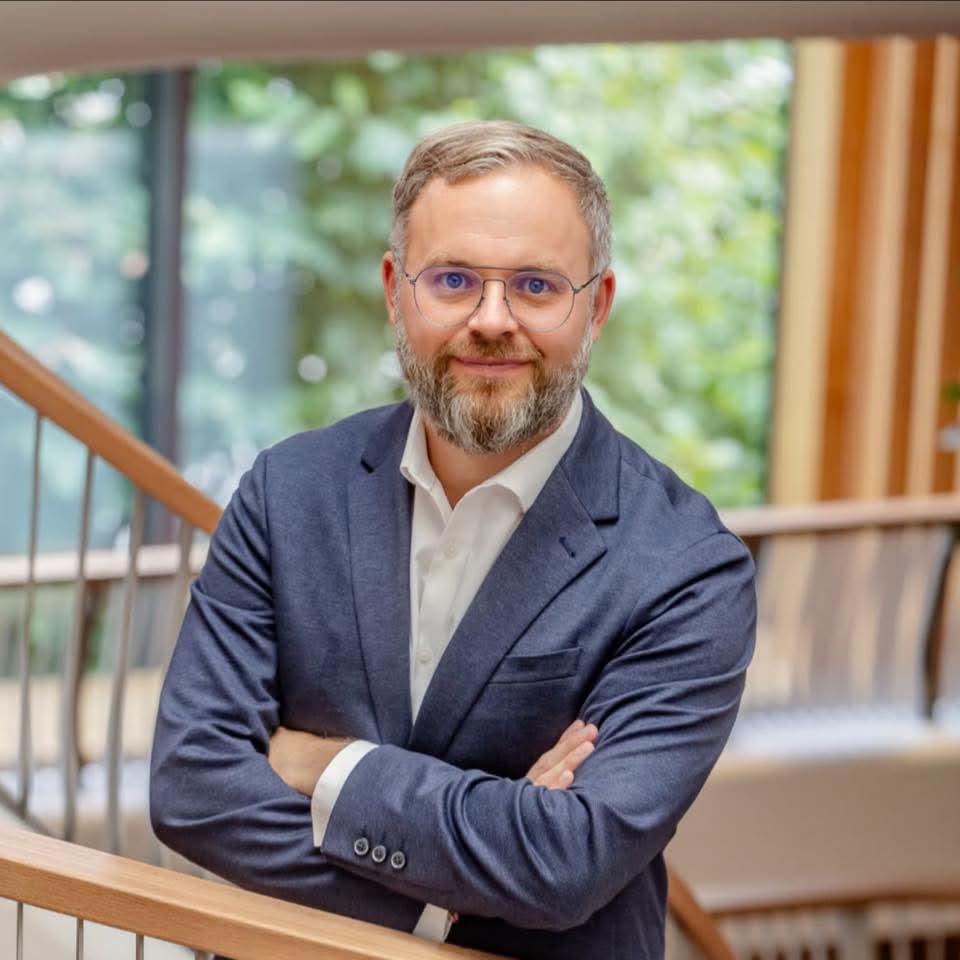 Párhuzamos valóságban él a Fidesz kampányfőnöke?