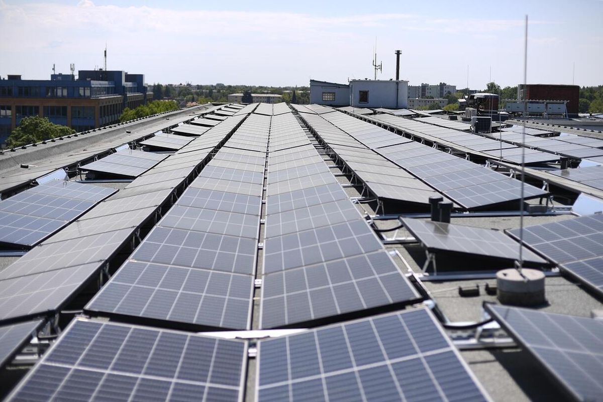 Az ipari energiafelhasználás jövője: napelemek, tárolás és emberi szenvedély