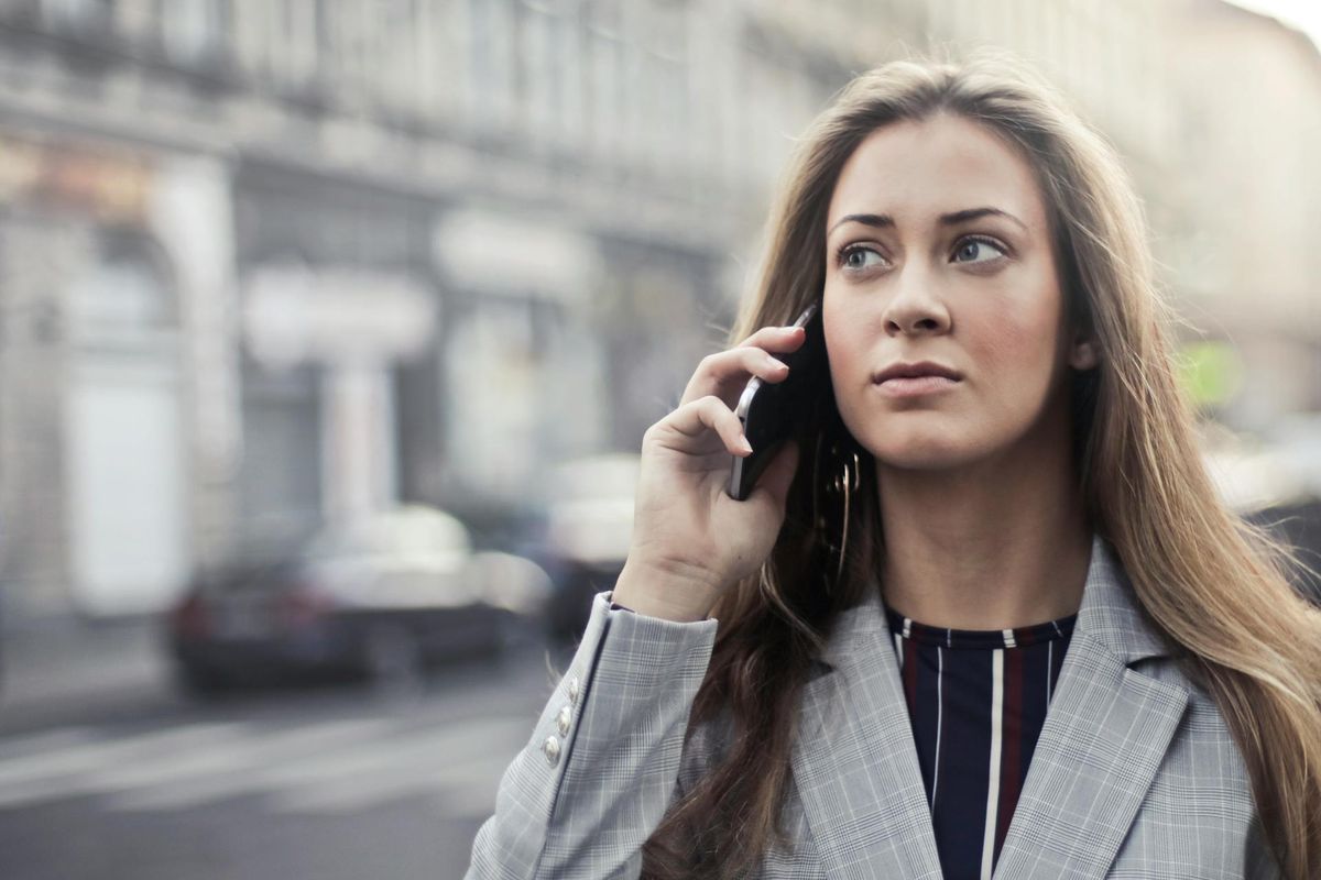Banki ügyintézőnek mondja magát? 10 mondat, amit a csalók használnak