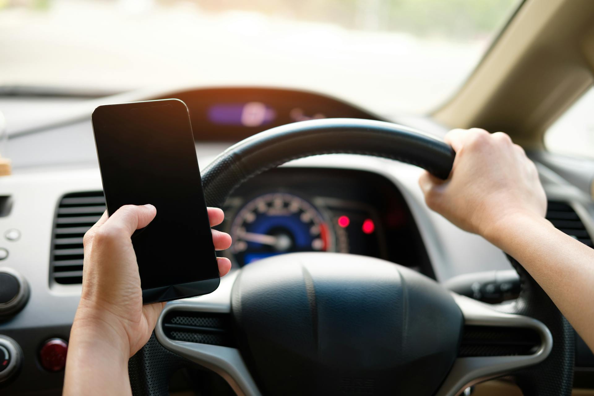 Túl sokan telefonoznak vezetés közben, ezért ismét akcióznak a rendőrök