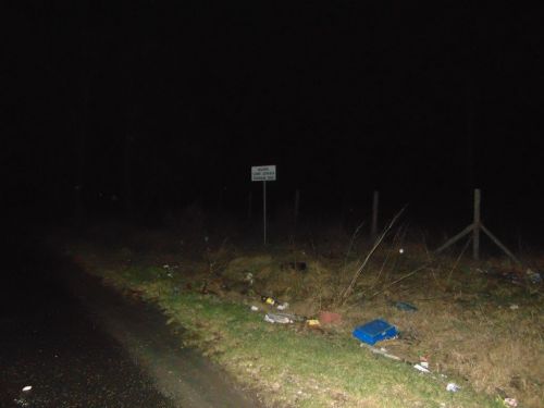Habár a tábla másra hívja fel a figyelmet, lassan újra „szemétlerakóként” üzemel a 441. számú út melletti parkoló.