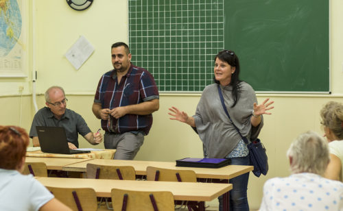 ABONY: Újra iskolapadba ültek a szülők