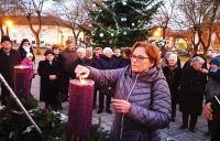 ABONY: Fellobbant a remény lángja az adventi koszorún