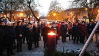ABONY: Fellobbant a remény lángja az adventi koszorún