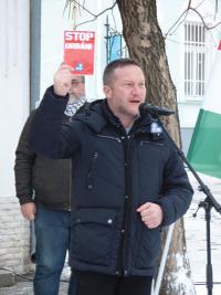 „Dolgozzanak a fideszesek 400 órát”