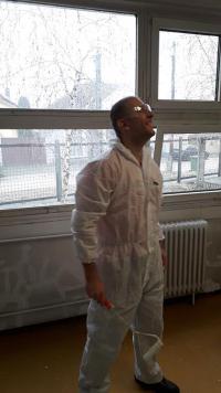 A mentősök maguk tatarozzák munkahelyüket, de a mentős Nagy Balázs, Nagykőrös alpolgármestere nem ve
