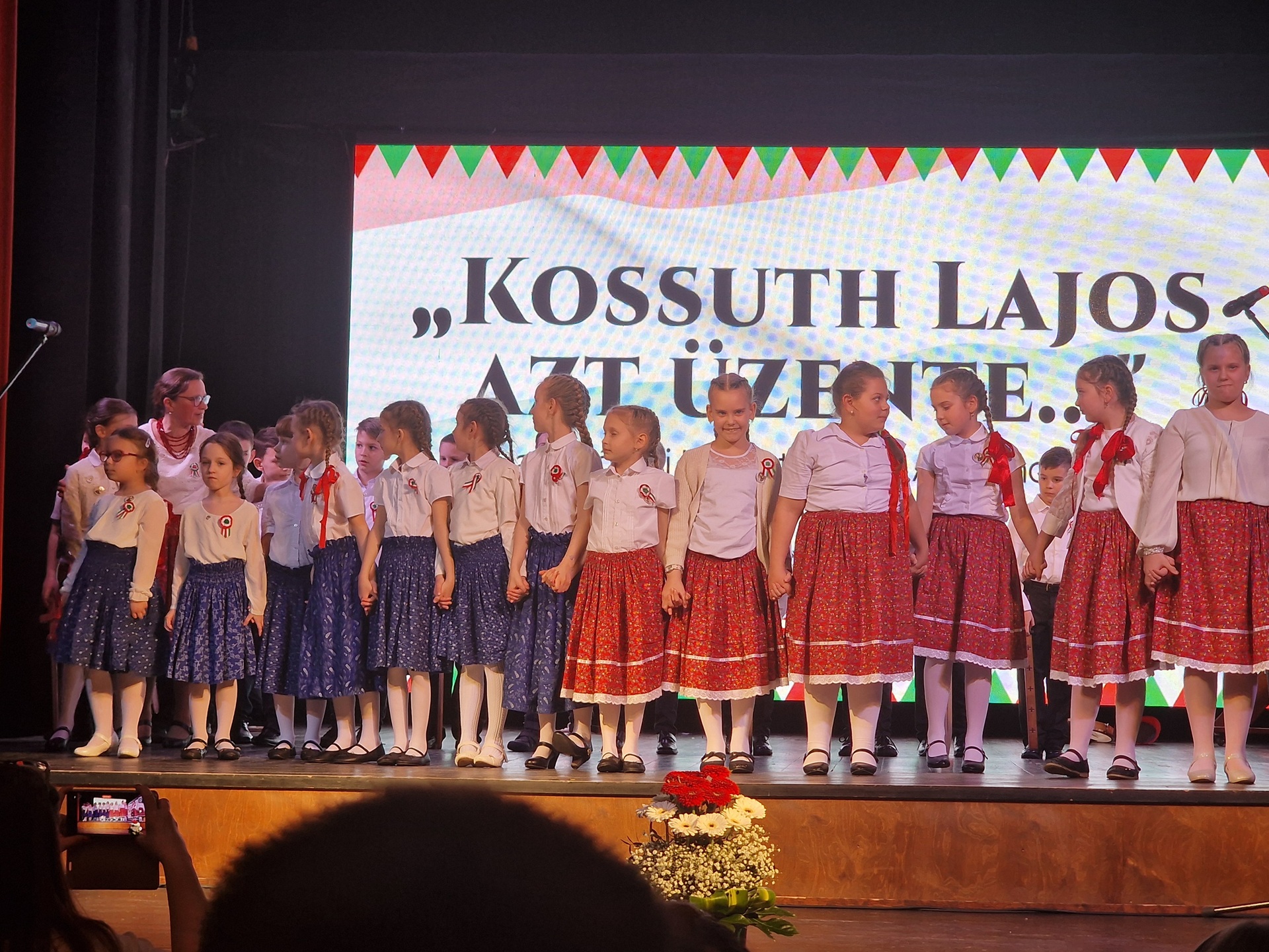 Kossuth iskolás kisdiákok megemlékezése a szabadságharc hőseiről