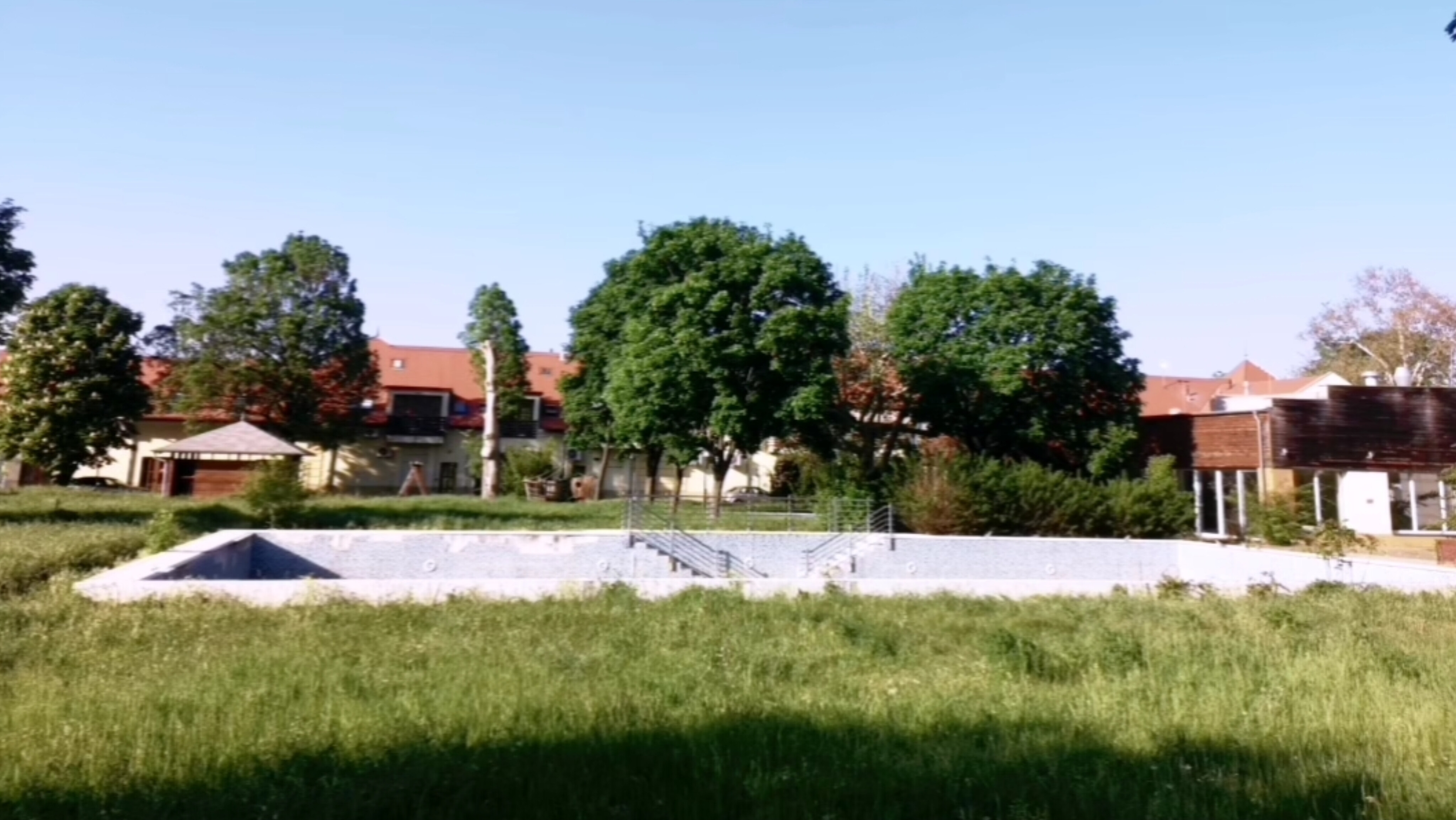 Kiszáradt medencék, üres ígéretek: Családok ezreit fosztja meg a strandolás örömétől a nagykőrösi városvezetés