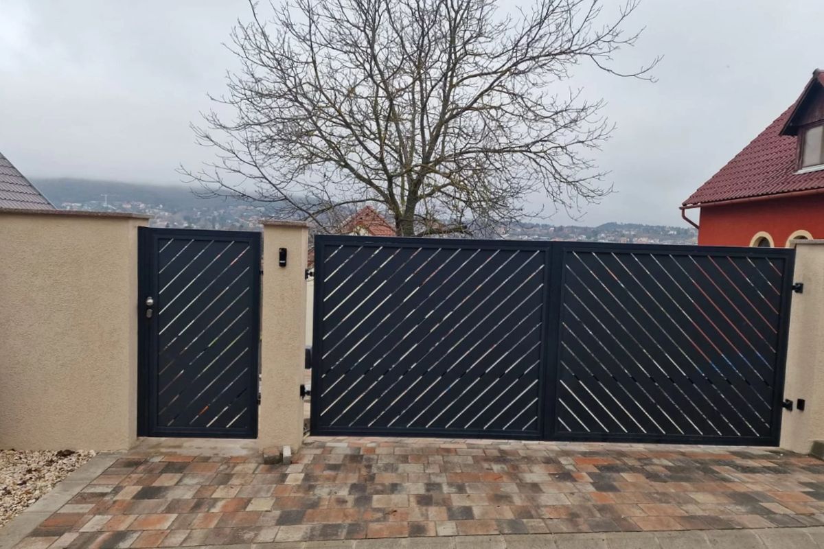 Megéri tolókaput építeni a kerítéshez?