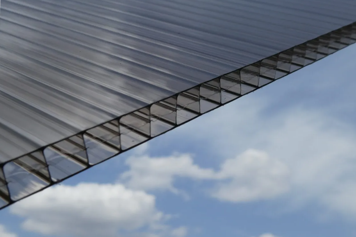 Elegancia, erő és hosszú távú védelem - UV-védett polikarbonát lemezek